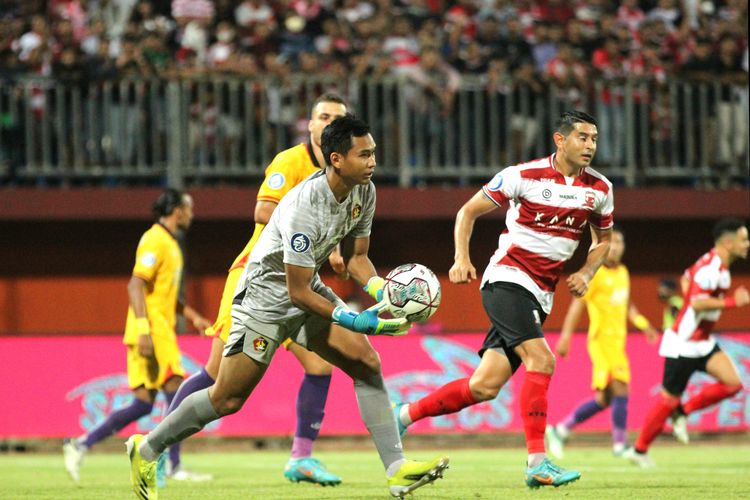 Suasana pertandingan Madura United vs Persik Kediri pada pekan ketiga Liga 1 2022-2023 di Stadion Gelora Ratu Pamelingan, Pamekasan, Jawa Timur, Sabtu (6/8/2022). 