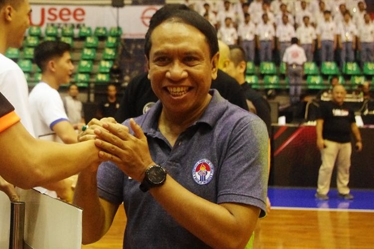 Menpora RI, Zainudin Amali (kanan) menyalami peserta Piala Presiden Bolabasket di GOR Sritex Arena, Rabu (20/11/2019).