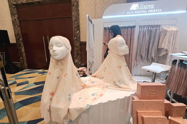Salah satu koleksi Hijab dari Aliatex di Sisterhood Modest Bazaar, Rabu (28/03/2024)