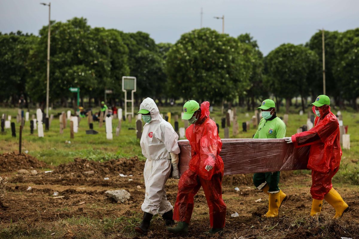 Petugas pemakaman membawa peti jenazah pasien suspect virus corona atau Covid-19 di TPU Tegal Alur, Jakarta Barat, Selasa (31/3/2020). Pemprov DKI Jakarta telah menyiapkan dua tempat pemakaman umum (TPU) untuk memakamkan pasien terjangkit virus corona (Covid-19) yang meninggal dunia, yakni di TPU Tegal Alur di Jakarta Barat dan TPU Pondok Ranggon di Jakarta Timur. Jenazah yang dapat dimakamkan di sana, yakni yang berstatus pasien dalam pengawasan (PDP) dan berstatus positif terjangkit virus corona.