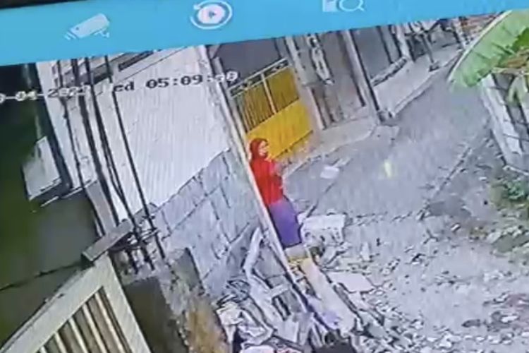 Aksi Masriah buang sampah sambil berjoget terekam kamera CCTV