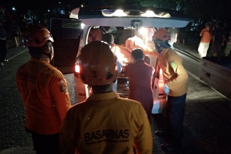 Tim SAR lakukan evakuasi korban dalam kecelakaan beruntun di Jalur Pantura Rembang, Jumat (10/3/2023) malam