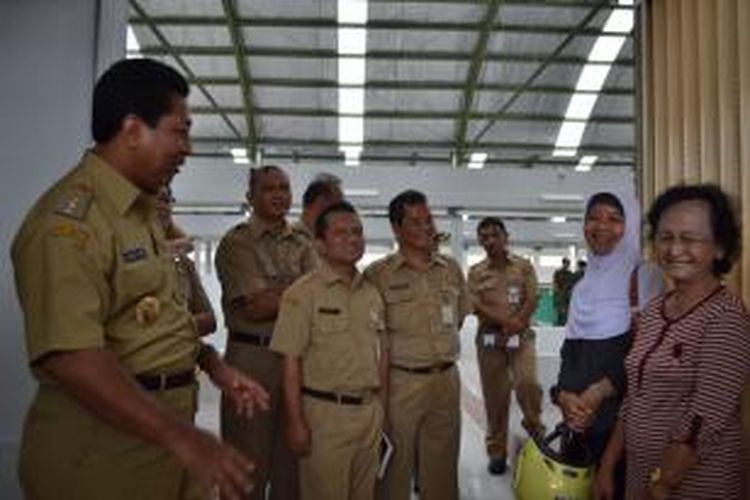 Walikota Magelang, Sigit Widyonindito (paling kiri) berbincang dengan seorang pedagang pasar Rejowinangun, Senin (20/1/2014).