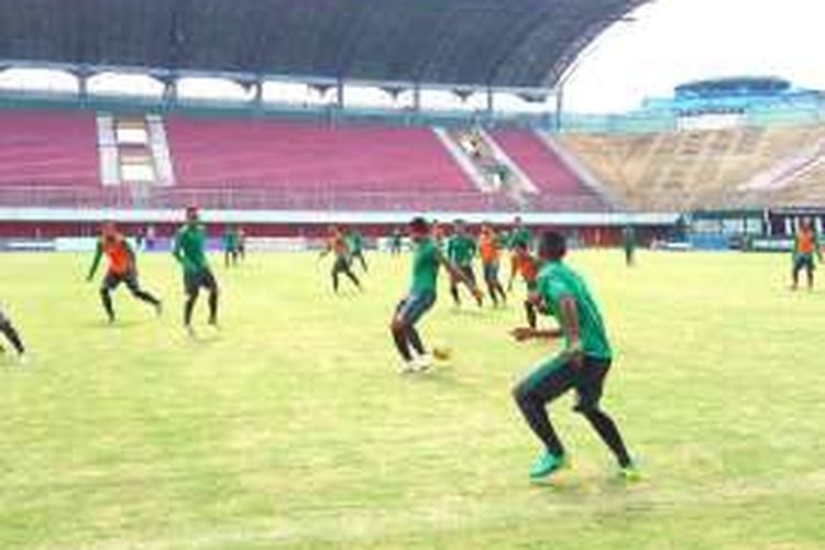Para pemain Timnas saat menjalani latihan game taktikal di stadion Maguwoharjo Sleman