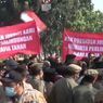 Protes Lapaknya Disomasi dan Tolak Pengosongan Lahan, Pemilik Tempat Hiburan Malam di Cakung Blokade Jalan