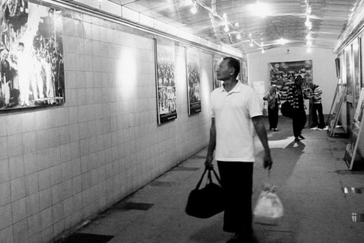 Pejalan kaki melintasi terowongan Jalan Raya Pajajaran, Kota Bogor, yang dihiasi deretan poster foto reproduksi Museum PETA, Jumat (15/8/2014). Deretan poster yang akan dipamerkan selama sebulan itu untuk memeriahkan Hari Ulang Tahun Ke-69 Republik Indonesia pada 17 Agustus 2014 sekaligus kampanye tertib menyeberang jalan melalui prasarana resmi, yakni terowongan, jembatan, atau pelintasan. 