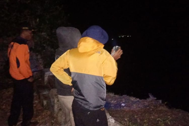 Petugas SAR melakukan pemantauan dari tebing untuk pencarian dua nelayan hilang di wilayah Kapanewon Girisubo, Gunungkidul, DI Yogyakarta. Rabu (5/6/2024) malam.