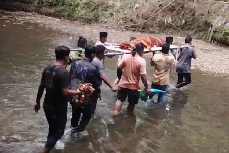 Video warga menggotong keranda jenazah melintasi sungai kembali viral di sejulah media sosial di Kabupaten Ponorogo. Dalam video yang berdurasi 28 detik tersebut memperlihatkan sejumlah warga menggotong keranda jenazah melintasi sungai demi menuju pemakaman yang berada di seberang sungai.