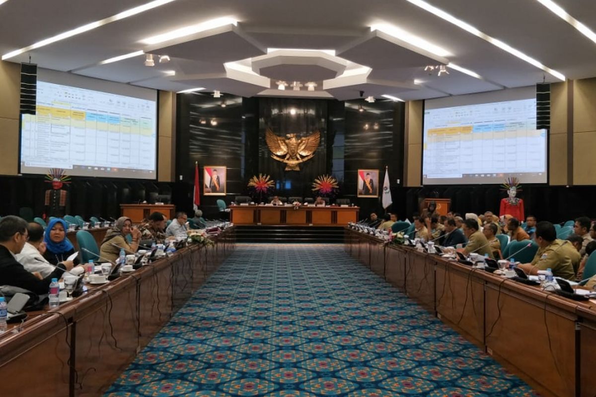 Rapat pembahasan Kebijakan Umum Perubahan Anggaran dan Prioritas Plafon Anggaran Sementara (KUPA-PPAS) di Gedung DPRD DKI Jakarta, Senin (17/9/2018).