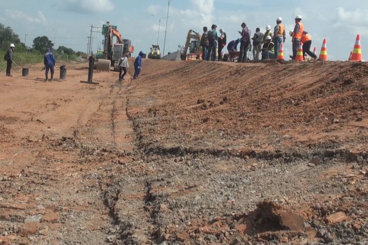 Salah satu sudut jalan tol Palindra  sudah terlihat bersih dari sisa aspal yang hancur saat jalan itu amblas sJalan yang amblas itu segera egera ditimbun kembali agar bisa diunakan saat arus mudik besok