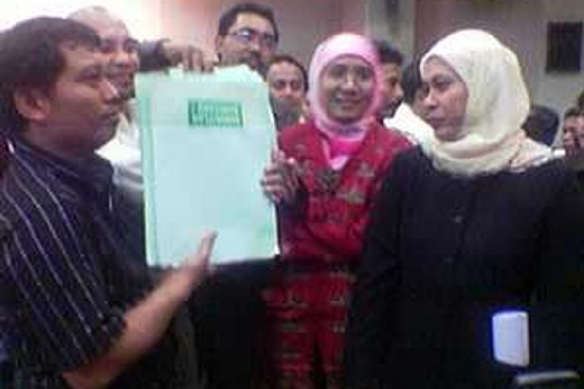 Marwan Djafar menyerahkan berkas caleg PKB Muhaimin yang diterima anggota KPU Andi Nurpati dan Endang Sulastri, Selasa (19/8) malam.