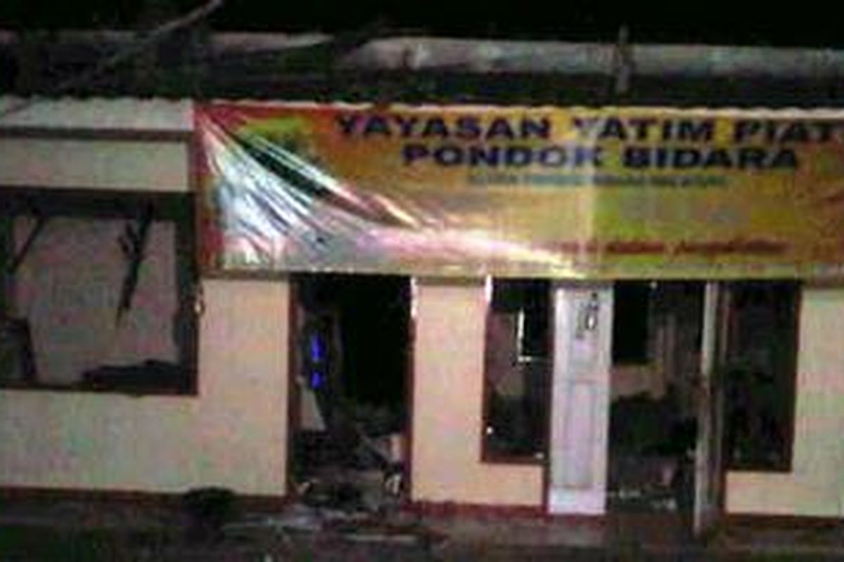 Kantor Yayasan Yatim Piatu Pondok Bidara, Jalan Raya Nusantara, Beji, Depok, usai ledakan yang diduga sebagai bom, Sabtu (8/9/2012).