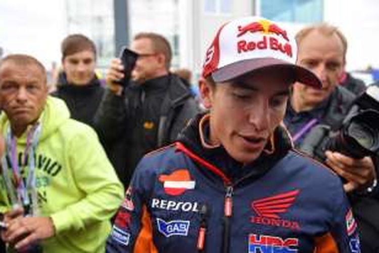 Pebalap Repsol Honda asal Spanyol, Marc Marquez, tiba untuk konferensi pers di Sachsenring, Kamis (14/7/2016), jelang berlangsungnya GP Jerman, 14-17 Juli.