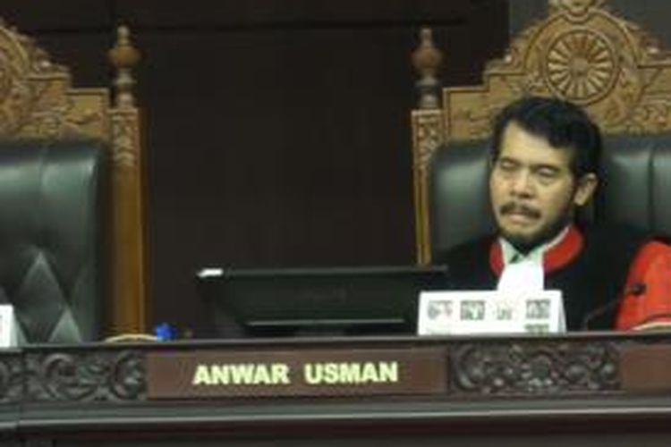 Hakim Konstitusi Anwar Usman terlihat lelah usai menjalani persidangan perselisihan hasil pemilihan umum (PHPU) selama 11 jam di Mahkamah Konstitusi, Rabu (13/8/2014).