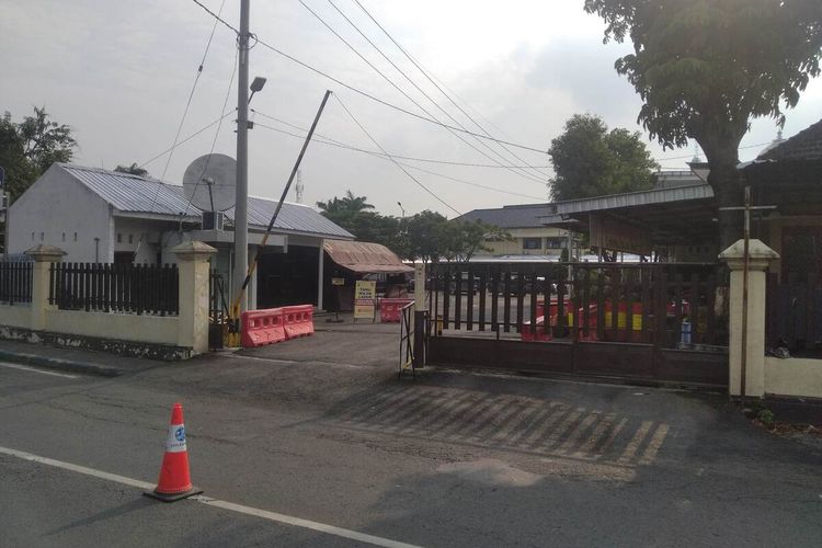 Suasana gerbang timur Mapolres Nganjuk, Selasa (25/5/2021). Oleh aparat kepolisian para jurnalis dilarang masuk