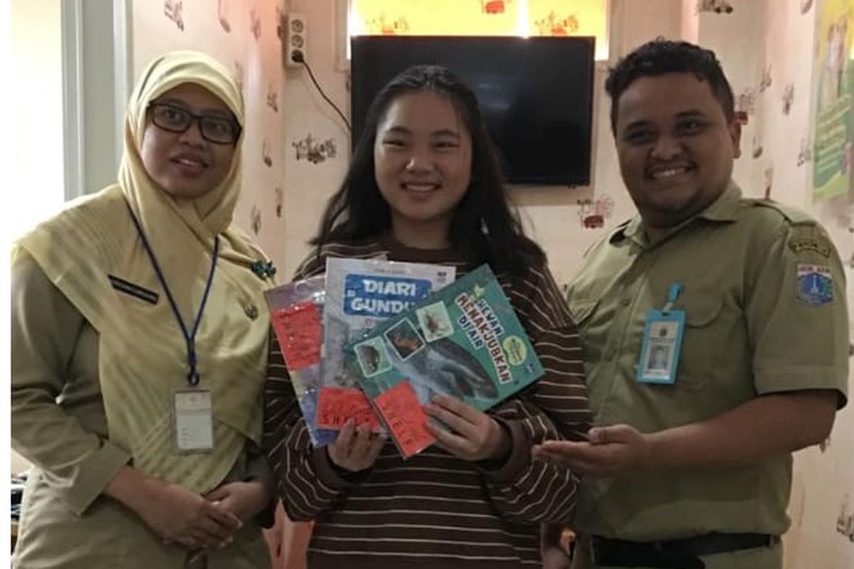 Michelle Setiawan, pelajar usia 16 tahun, membuat gerakan literasi unik: menjadikan puskesmas sebagai wadah menyalurkan buku-buku yang hendak diberikannya kepada khalayak.