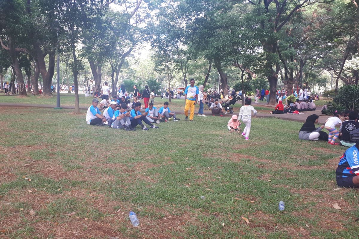 Peserta Festival Jakarta Sehat 2018 rela menunggu berjam-jam di arena Monumen Nasional (Monas) untuk mendapatkan hadiah utama motor yang telah disiapkan oleh panitia. Foto diambil Minggu (9/9/2018).