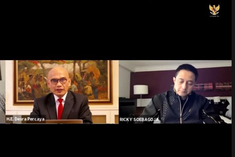 Dubes RI untuk Inggris, Desra Percaya (kiri) bersama dengan Manajer Tim Bulu Tangkis Indonesia Ricky Subagja memberikan keterangan dalam konferensi pers virtual via KBRI London TV pada Jumat (19/3/2021).