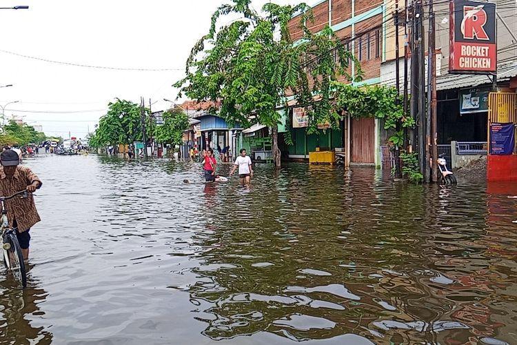 Banjir di Jalan Raya Kaligawe, Kota Semarang, Jawa Tengah. 