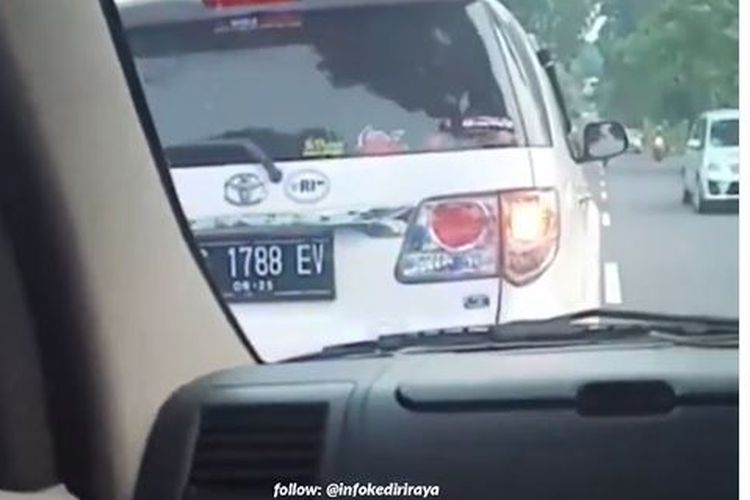 terlihat Toyota Fortuner halangi laju ambulans di Kediri, Jawa Timur, Kamis (20/5/2021)