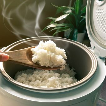 Ilustrasi rice cooker, memasak nasi di rice cooker.