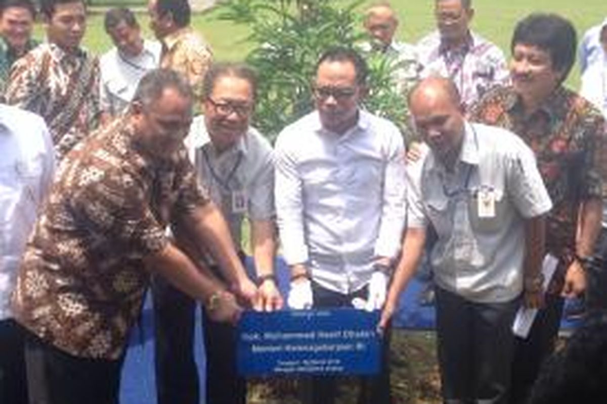 Menteri Tenaga Kerja, Hanif Dhakiri (tengah) bersama Abdullah Gobel (Kiri) dan Presiden Direktur PT Panasonic Manufacturing Indonesia, Ichiro Suganuma dalam kunjungan kerjanya ke Pabrik Panasonic di Pasar Rebo, Jakarta, Senin (9/3/15).