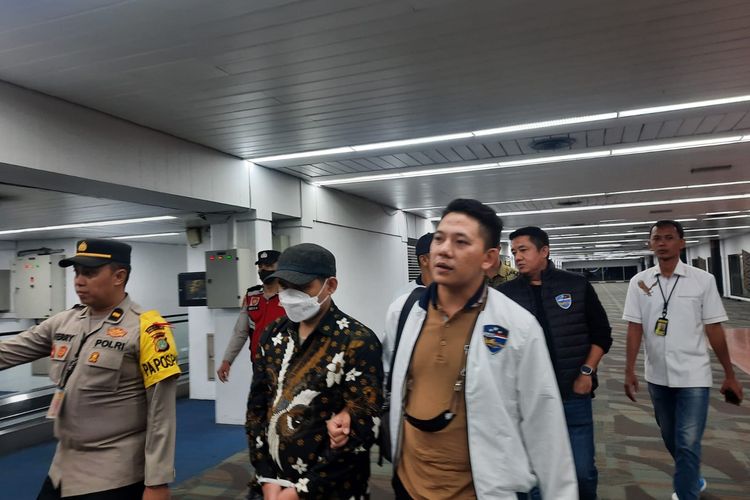 Peneliti BRIN Andi Pangeran Hasanuddin (APH) saat tiba di Bandara Soekarno-Hatta usai ditangkap Bareskrim Polri, Minggu (30/4/2023) malam. 