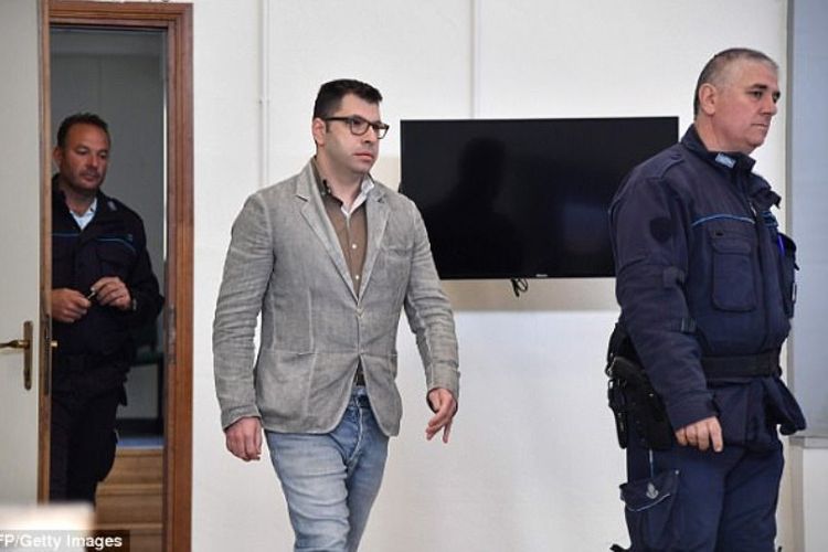 Terdakwa penyebar HIV, Valentino Talluto (tengah). Dia terbukti secara sengaja menularkan HIV pada 30 teman wanitanya dan dijatuhi hukuman 24 tahun penjara.