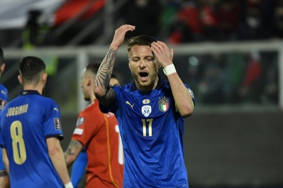Penyerang Italia Ciro Immobile menunjukkan gestur kecewa setelah timnya takluk dari Makedonia Utara pada semifinal Playoff Piala Dunia 2022 di Stadion Renzo Barbera, Palermo, Jumat (25/3/2022) dini hari WIB.