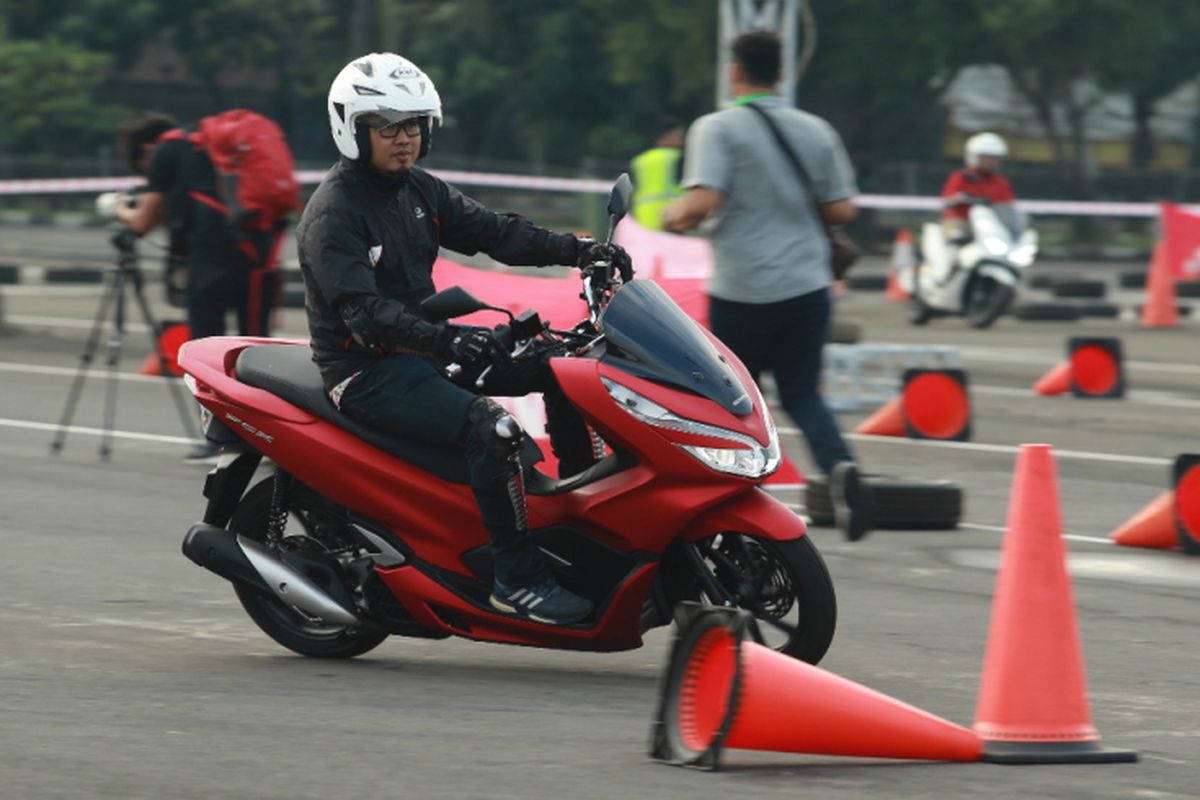 Handling Honda All New PCX yang kini seperti naik skutik kecil.