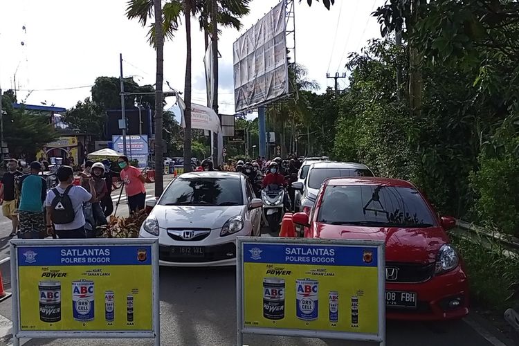Petugas kepolisian menerapkan pola rekayasa lalu lintas sistem one way atau satu arah ke bawah Jakarta di Simpang Gadog, Ciawi, Kabupaten Bogor, Jawa Barat, Sabtu (1/1/2022).
