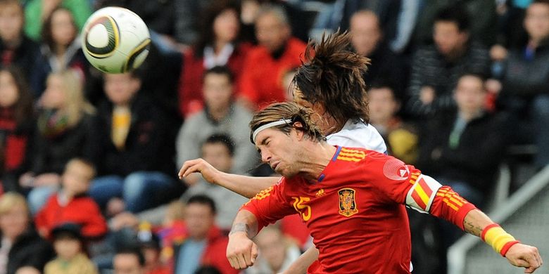 Bek timnas Spanyol Sergio Ramos menjadi kapten pada laga persahabatan melawan Korea Selatan jelang Piala Dunia 2010 Afrika Selatan, 3 Juni 2010.