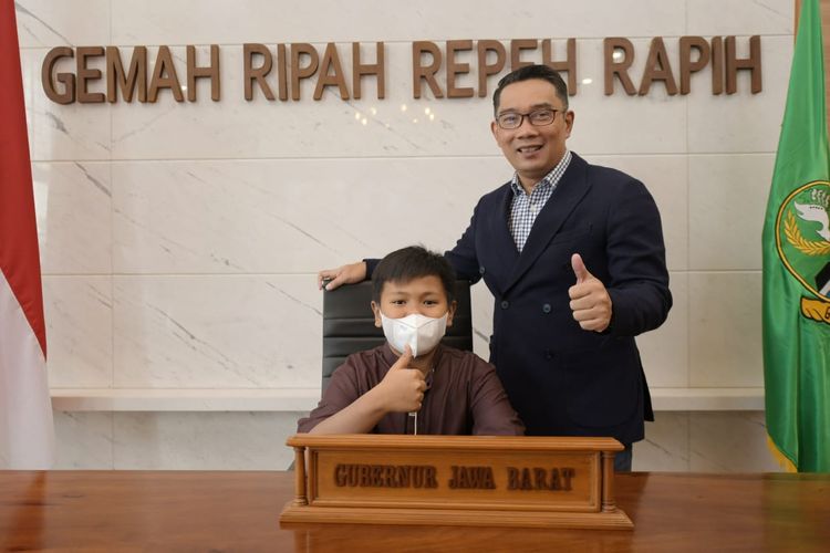 Gubernur Jawa Barat Ridwan Kamil saat bertemu seorang anak SD korban perundungan oleh teman sekolahnya, di Gedung Sate, Kota Bandung, Jawa Barat, Selasa (27/9/2022).