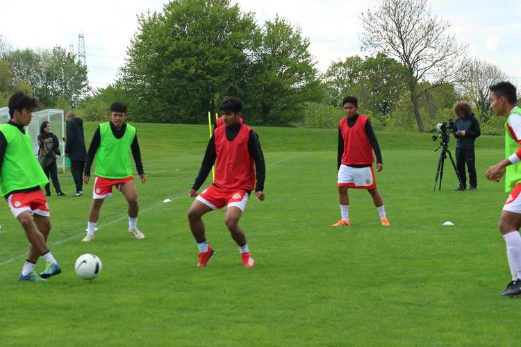 Para pemain Garuda Select tetap semangat mengikuti latihan meski tengah berpuasa, Selasa (7/5/2019).