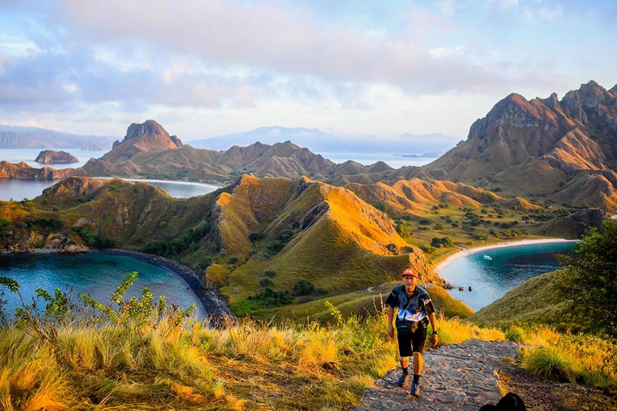 Foto dirilis Minggu (4/7/2021), memperlihatkan wisatawan menikmati wisata Pulau Padar, Nusa Tenggara Timur. Pandemi Covid-19 yang menghantam sektor pariwisata, membuat pemerintah terus melakukan penataan di kawasan Labuan Bajo dengan harapan dapat mendongkrak pertumbuhan ekonomi dan pariwisata yang menurun saat ini.
