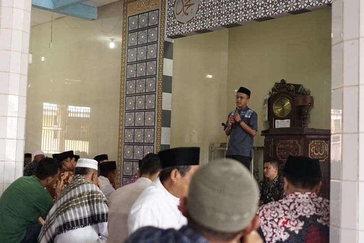 Ketua DPW PSI Sumbar Faldo Maldini melakukan audiensi dengan masyarakat di Masjid di Pesisir Selatan, Sumatera Barat.