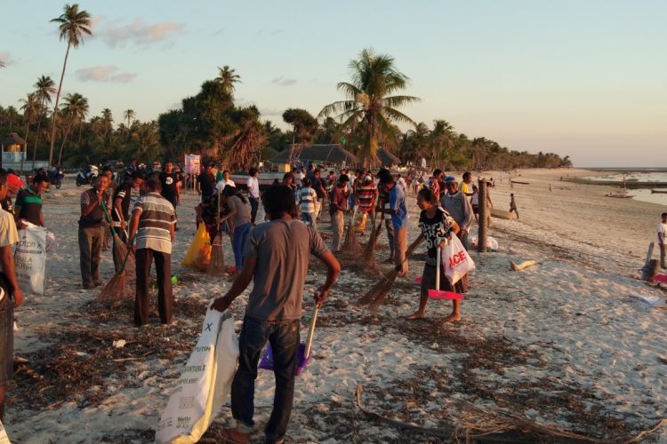 Ratusan warga Desa Nemberala sedang membersihkan sampah yang berserakan di Pantai Nemberala di Kabupaten Rote Ndao, Nusa Tenggara Timur (NTT), Sabtu (28/4/2018).