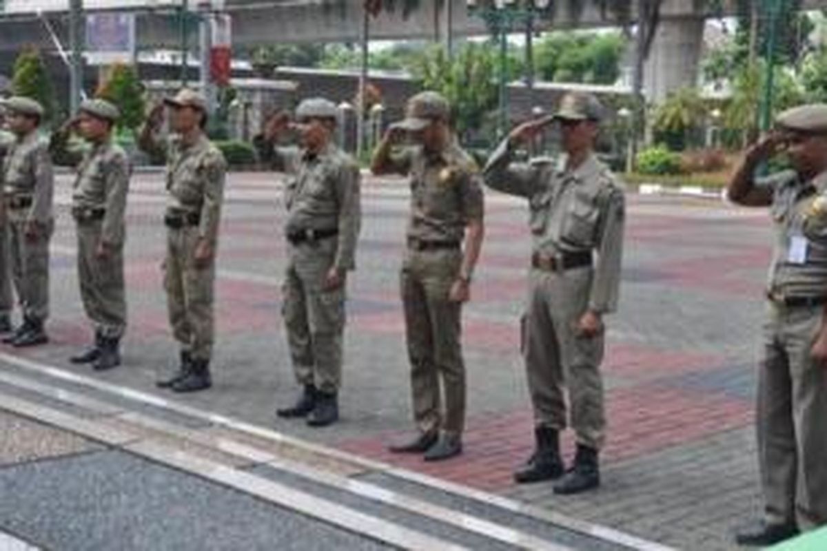 Sepuluh anggota Satuan Polisi Pamong Praja Jakarta Selatan menerima hukuman atas tindakan indisipliner lalai menjaga dan meninggalkan tugasnya, Rabu (4/9/2013).
