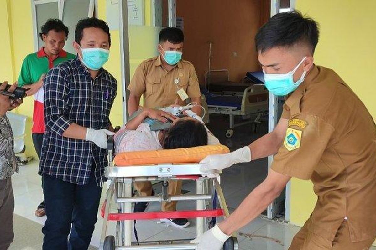 Salah seorang korban yang selamat penumpang mobil masuk jurang, saat hendak dipindahkan ke RSUD Salak, Kabupaten Pakpak Bharat untuk mendapatkan perawatan medis, Senin (28/11/2022). 

