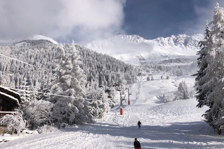 Jika musim dingin tiba, pegunungan Swiss Alp berubah menjadi areal ski resor yang besar dan mewah, seperti yang terlihat di Verbier, Wallis, Swiss