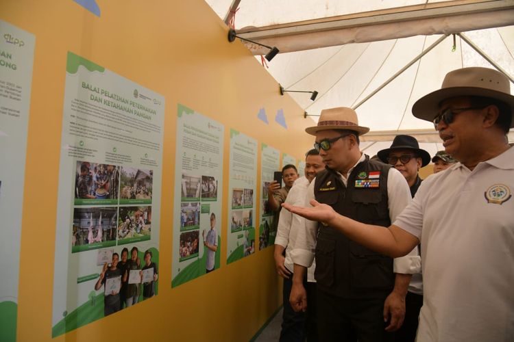 Gubernur Jawa Barat Ridwan Kamil menghadiri acara Kontes Ternak dan Expo Pangan Murah Tingkat Provinsi Jabar di Kiarapayung, Kecamatan Jatinangor, Kabupaten Sumedang, Sabtu (22/7/2023).
