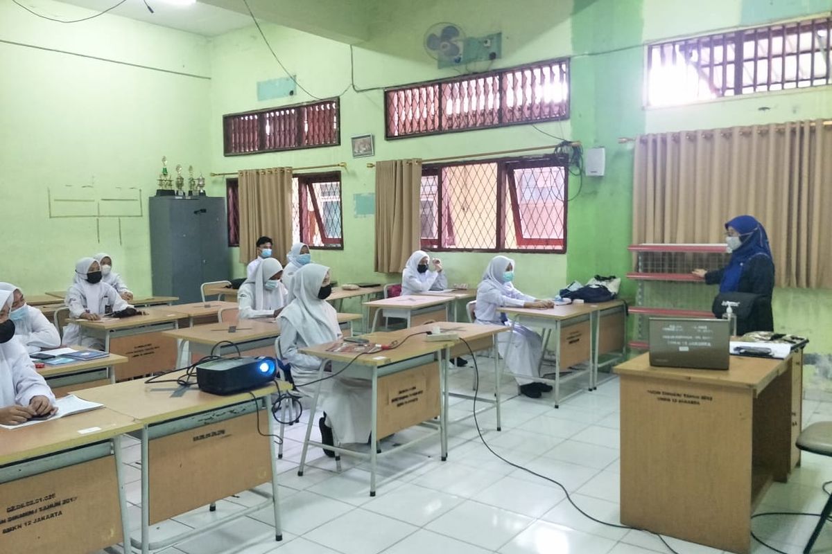 SMK N 12, Tanjung Priok Jakarta Utara yang menggelar pembelajaran tatap muka (PTM) terbatas pada Senin (30/8/2021).