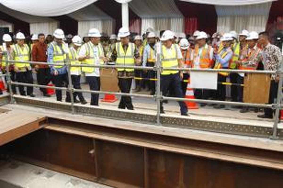 Presiden Joko Widodo didampingi sejumlah menteri memantau pengoperasian perdana mesin bor bawah tanah MRT di Bundaran Patung Pemuda Membangung, Senayan, Jakarta, Senin (21/9/2015).