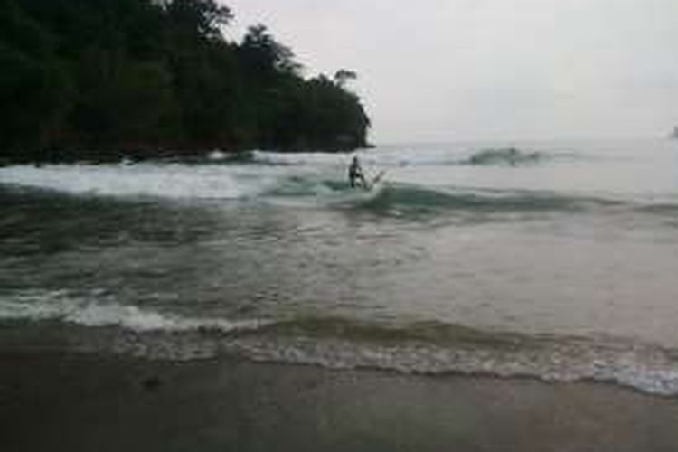 Wisatawan mancanegara berselancar di Pantai Wedi Awu, Malang, Jawa Timur, Minggu (12/6/2016).