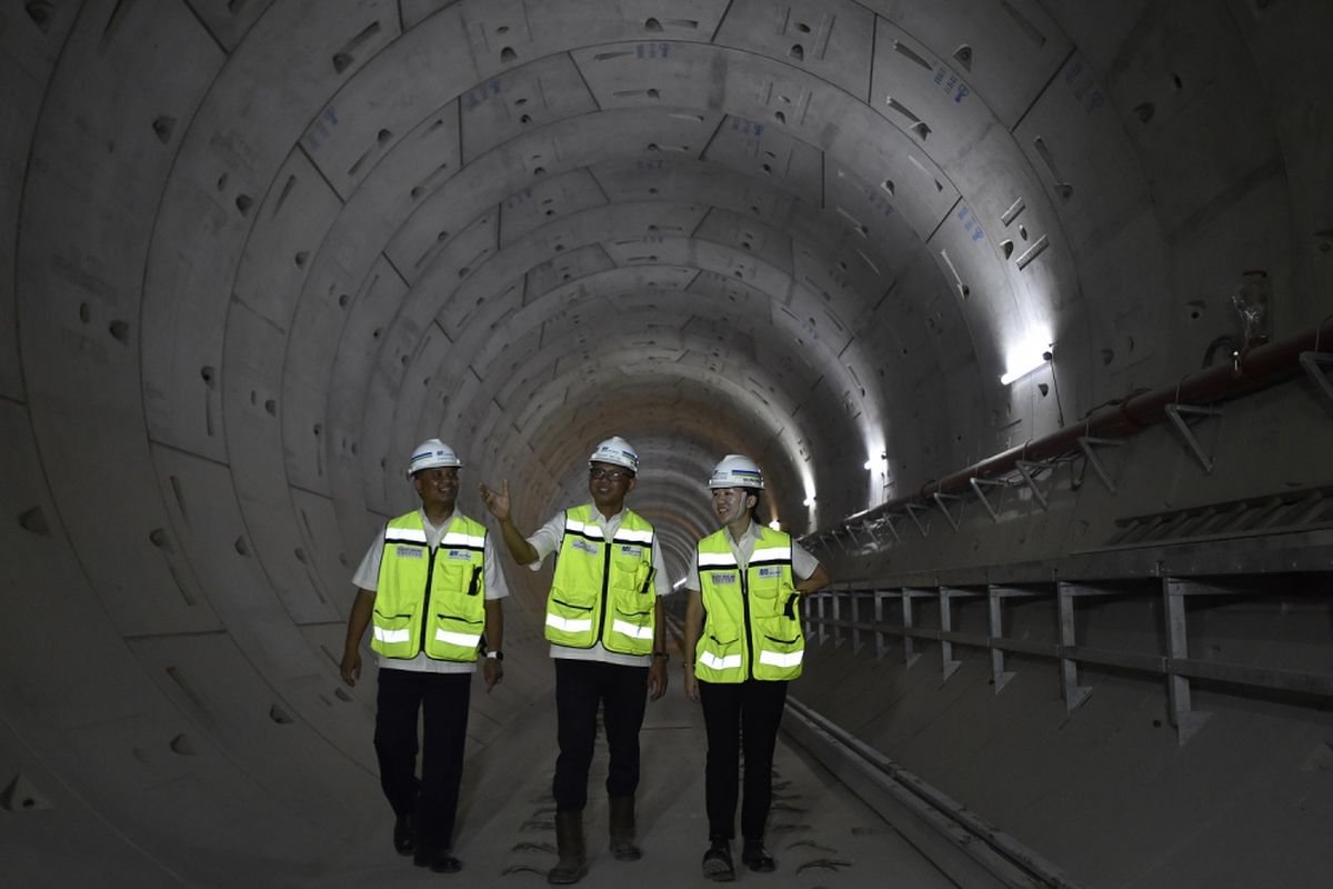 Direktur Utama PT Mass Rapid Transit Jakarta Jakarta William P Sabandar (tengah) didampingi Direktur Operasional dan Pemeliharaan PT MRT Jakarta Agung Wicaksono (kiri) dan Direktur Konstruksi PT MRT Jakarta Silvia Halim (kanan) meninjau perkembangan pembangunan proyek MRT di Stasiun MRT Senayan, Jakarta, Senin (14/8/2017). Lima stasiun mass rapid transit (MRT) Jakarta akan terintegrasi langsung dengan halte-halte Transjakarta yaitu di Stasiun Lebak Bulus, Stasiun Blok M, Stasiun Sisingamangaraja, Stasiun Dukuh Atas, dan Stasiun Hotel Indonesia. ANTARA FOTO/Puspa Perwitasari/pd/17