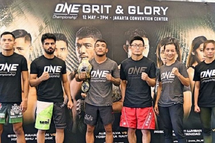 Enam petarung ONE Championship,  Stefer Rahardian (Indonesia), Himanshu Kausik (India), Alex Silva (Brasil), Yoshitaka Naito (Jepang), Priscilla Lumban Gaol (Indonesia), dan Rome Trinidad (Filipina) menghadiri sesi latihan terbuka di Jakarta Muay Thai & MMA Gym, Jalan Daksa 1, Kebayoran Baru, Jakarta Selatan, Rabu (9/5/2018).