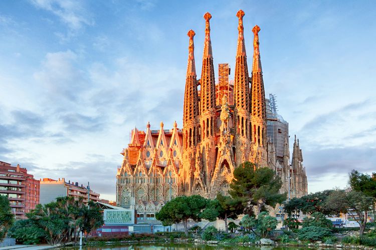 Ilustrasi tampak depan La Sagrada Familia di Barcelona, Spanyol.