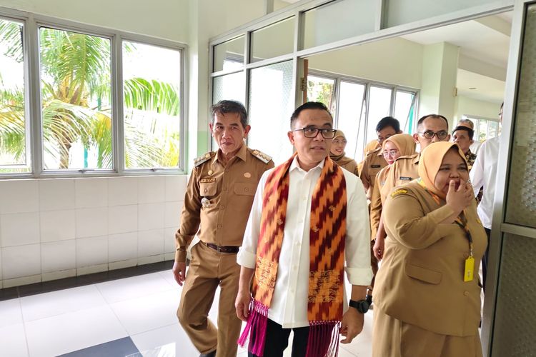Menteri Pendayagunaan Aparatur Negara dan Reformasi Birokrasi (PAN-RB) Abdullah Azwar Anas saat mengunjungi Rumag Sakit Kota Pontianak, Kalimantan Barat (Kalbar), Selasa (23/4/2024).