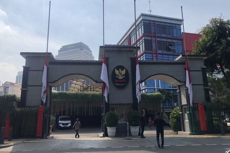 Bendera merah putih dikibarkan setengah tiang di depan gerbang Kemenpan RB, Sudirman, Jakarta Selatan, Jumat (1/7/2022). Pengibaran ini sebagai penghormatan atas meninggalnya Menpan RB Tjahjo Kumolo. 