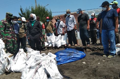 Ironi Warga Pesisir Karawang, Sudah Kena Abrasi Terdampak Tumpahan Minyak Pula